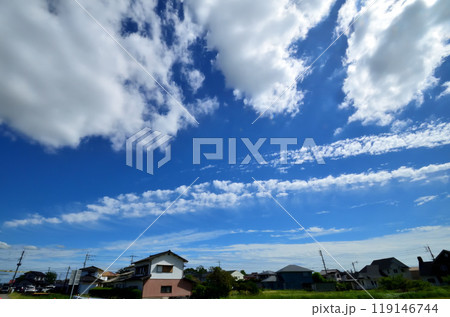青空と白い雲、秋の雲 119146744