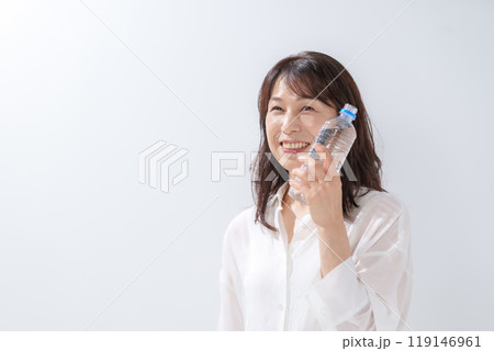 ミネラルウォーターを持つ女性 ミネラルウォーターを持つ女性 119146961