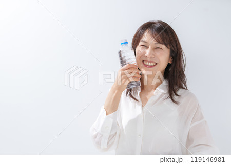 ミネラルウォーターを持つ女性 ミネラルウォーターを持つ女性 119146981