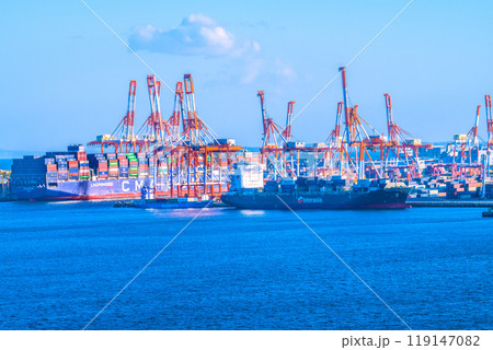 日本の横浜都市景観 本牧ふ頭に着岸したコンテナ船＝3日 119147082