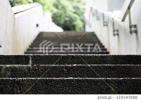 屋外の上へ続く階段 ステップアップのイメージ 119147086