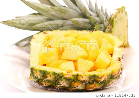 パイナップルバスケット　カットフルーツ　明るい背景 119147333