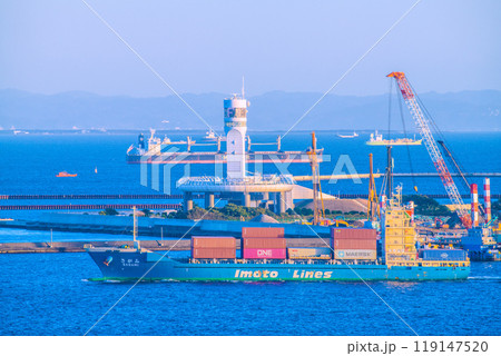 日本の横浜都市景観 横浜からタンカーなどを望む(奥は千葉） 119147520