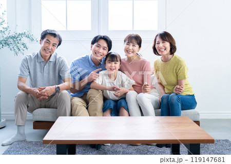 3世代家族 119147681