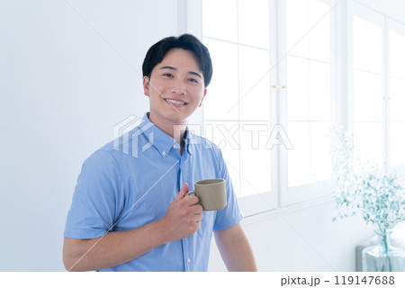 コーヒーを飲む若い男性 119147688
