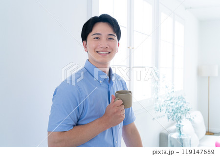 コーヒーを飲む若い男性 コーヒーを飲む若い男性 119147689