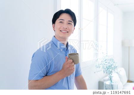 コーヒーを飲む若い男性 119147691