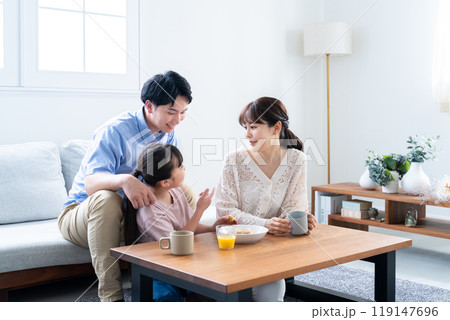 リビングで話をする家族 119147696