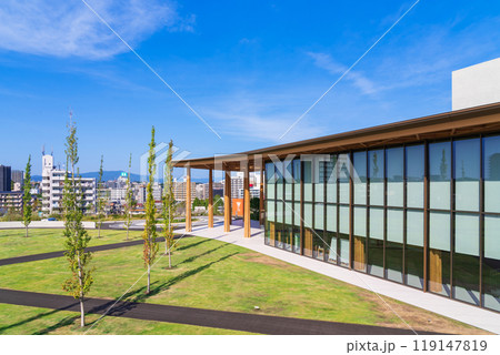 豊田の街並みを望む丘に建つ、豊田市博物館〈愛知県豊田市〉 119147819