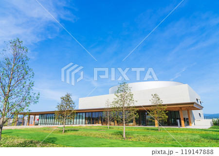 豊田の街並みを望む丘に建つ、豊田市博物館〈愛知県豊田市〉 119147888