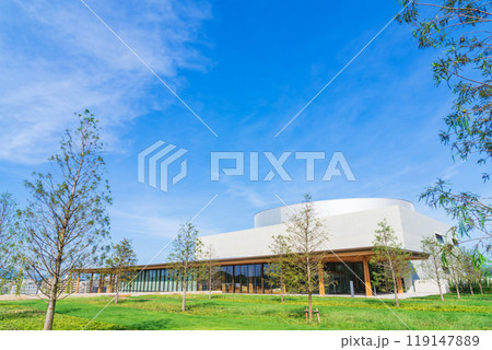 豊田の街並みを望む丘に建つ、豊田市博物館〈愛知県豊田市〉 119147889