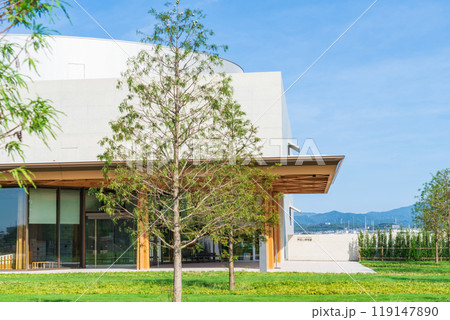 豊田の街並みを望む丘に建つ、豊田市博物館〈愛知県豊田市〉 119147890