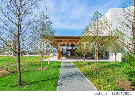 豊田の街並みを望む丘に建つ、豊田市博物館〈愛知県豊田市〉 119147893