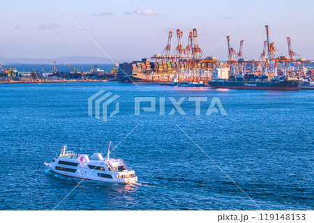 日本の横浜都市景観 レストランシップ「マリーンルージュ」や本牧ふ頭に着岸したコンテナ船＝3日 119148153