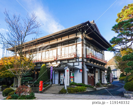 善光寺表参道沿いの善光寺郵便局(長野県長野市) 善光寺表参道沿いの善光寺郵便局(長野県長野市) 119148332