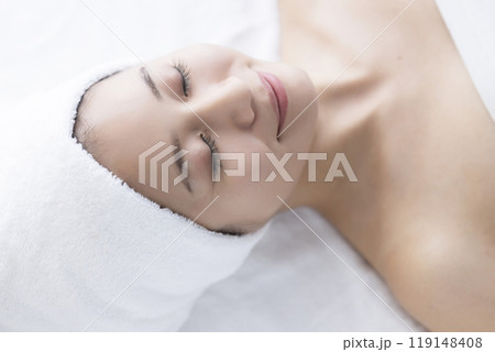 顔のお手入れをする女性 119148408