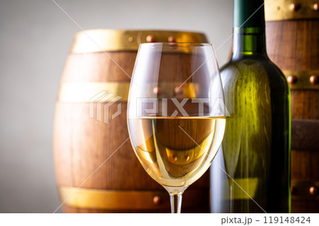 白ワインと熟成樽 119148424