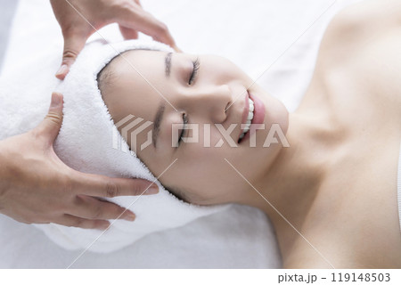 顔のお手入れをする女性 119148503
