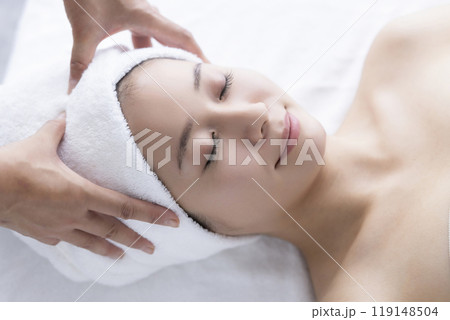 顔のお手入れをする女性 119148504