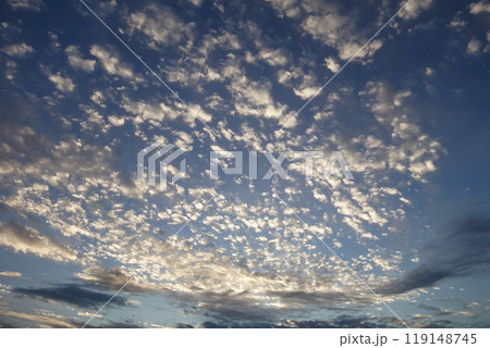 綺麗な秋雲が広がる朝の空 119148745