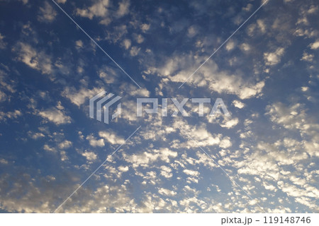 綺麗な秋雲が広がる朝の空 119148746
