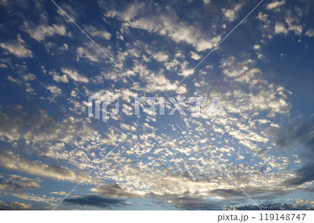 綺麗な秋雲が広がる朝の空 綺麗な秋雲が広がる朝の空 119148747