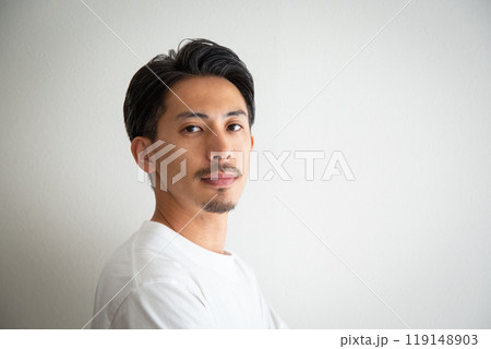 30代男性のポートレイト 119148903