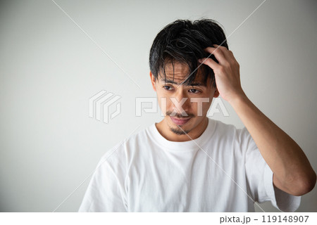 髪の毛を気にする30代の男性 119148907