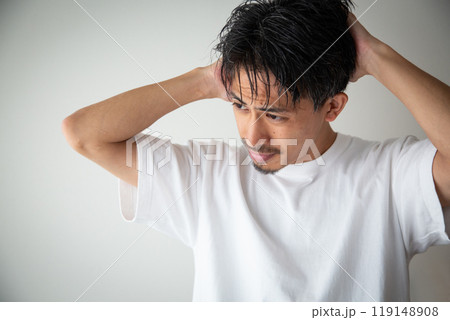 髪の毛を気にする30代の男性 119148908