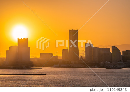 日本の横浜都市景観 みなとみらいや富士山。左奥は桜木町駅方向 119149248