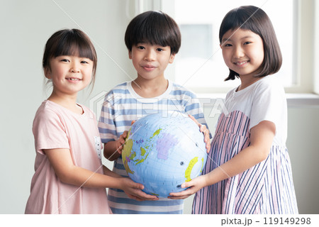 地球儀ボールを持つ子どもたち 地球儀ボールを持つ子どもたち 119149298