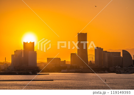 日本の横浜都市景観 富士山やみなとみらい。左奥は桜木町駅方向 日本の横浜都市景観 富士山やみなとみらい。左奥は桜木町駅方向 119149393