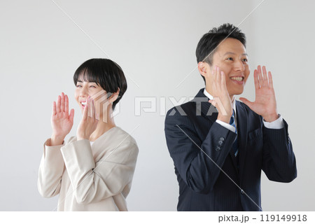 ビジネスパーソン男女_遠くに向けて話す_1 ビジネスパーソン男女_遠くに向けて話す_1 119149918