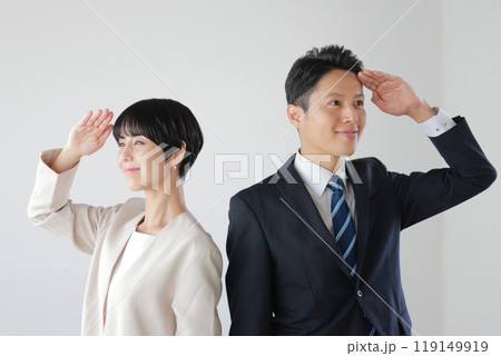 ビジネスパーソン男女_遠くを見ている_1 ビジネスパーソン男女_遠くを見ている_1 119149919