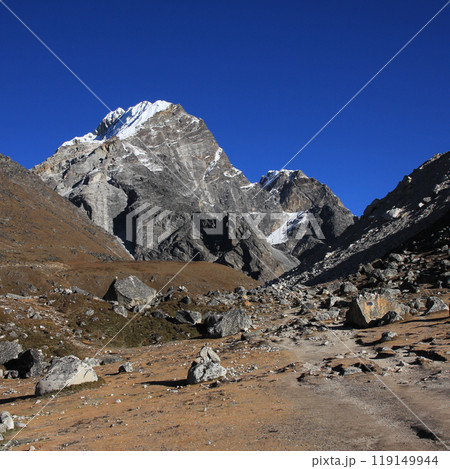 Trail leading towards Lobuche and Mount Lobuche East and the Everest Base Camp, Nepal. 119149944