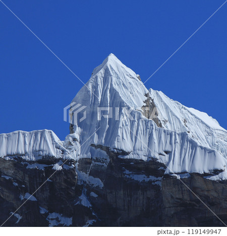 Mount Lobuche in autumn seen from Cho la pass, Nepal. 119149947