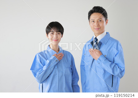 作業服を着たスタッフ男女_お任せくださいのポーズ_2 119150214