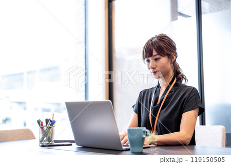 真剣な表情でパソコン作業をする女性 真剣な表情でパソコン作業をする女性 119150505