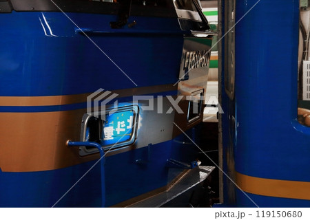 牽引機関車EF510形に反射する寝台特急「北斗星」のテールサイン(上野駅13番線にて) 119150680