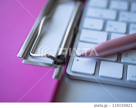 テーブルに置かれたバインダーとキーボード 119150921