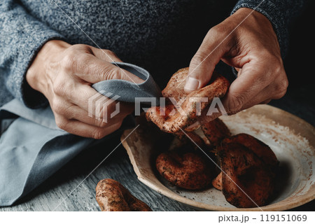 man uses a cloth to clean some rovellons man uses a cloth to clean some rovellons 119151069