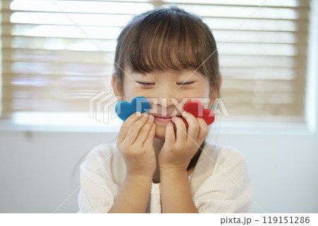 創造力を広げる遊び：女の子と知育玩具 119151286