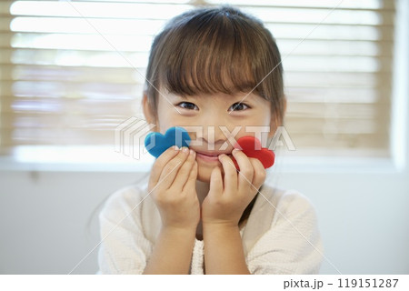 創造力を広げる遊び:女の子と知育玩具 創造力を広げる遊び:女の子と知育玩具 119151287