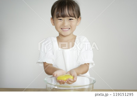 創造力を広げる遊び:女の子と知育玩具 創造力を広げる遊び:女の子と知育玩具 119151295