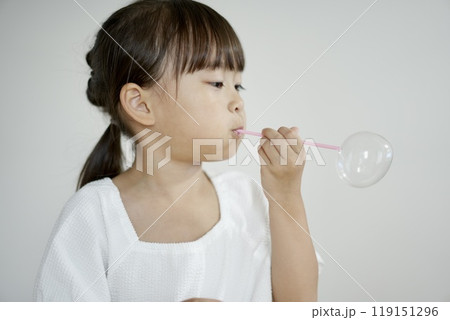 創造力を広げる遊び:女の子と知育玩具 創造力を広げる遊び:女の子と知育玩具 119151296