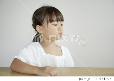創造力を広げる遊び:女の子と知育玩具 創造力を広げる遊び:女の子と知育玩具 119151297