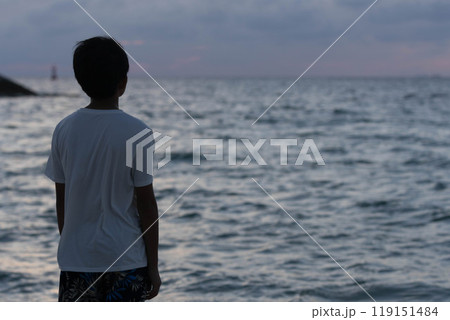 水平線を見つめる子供 水平線を見つめる子供 119151484
