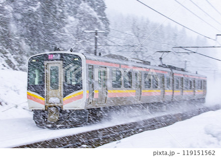 雪景色を行く信越本線の電車 119151562