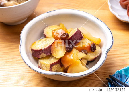 さつまいもとりんごの煮物 119152151