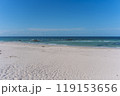 澄み渡る空と青い海が広がる、静かな砂浜の景色：角島 119153656